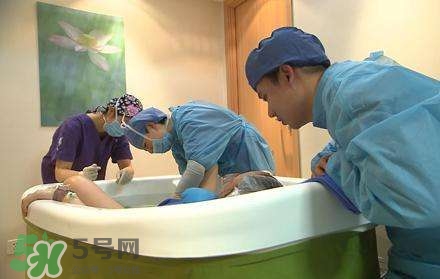 水中分娩時寶寶會嗆水嗎？水中分娩寶寶不會淹嗎？