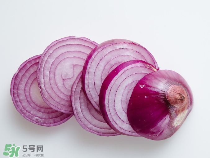 洋蔥榨汁能每天喝嗎？洋蔥汁能治什么?。?></p><h3>洋蔥汁的功效與作用</h3><p>1、提高消化力</p><p>洋蔥含有菊苣纖維，這是一種水溶性膳食纖維，可制造腸內(nèi)好菌，促進(jìn)腸道蠕動。</p><p>2、可抑制過敏</p><p>洋蔥含有洋蔥素，具有很強(qiáng)抗氧化作用，其抗氧化能力是維他命E的50倍。和其他食物相比，洋蔥所含洋蔥素較易被人體吸收，也可在腸道內(nèi)停留較長時間，可幫助改善過敏體質(zhì)，氣喘或過敏病患不妨試試。</p><p>3、改善呼吸道</p><p>洋蔥所含油分可以緩解咳嗽及支氣管炎，生洋蔥更是戰(zhàn)勝感冒的利器之一。</p><p style=