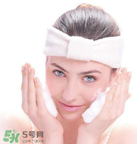 痘痘肌的護(hù)膚品怎么挑？正確挑選祛痘產(chǎn)品