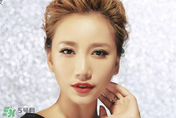 生理鹽水能泡隱形眼鏡嗎？生理鹽水能泡美瞳嗎？