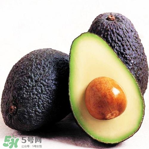 牛油果切開黑了能吃嗎？牛油果為什么會有黑點？