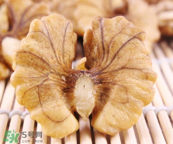 青皮核桃和干核桃哪個營養(yǎng)高？有什么區(qū)別？