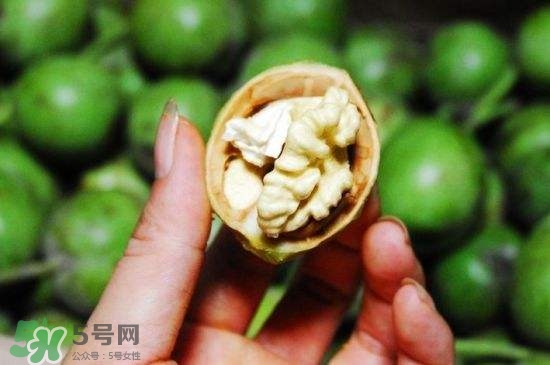 新鮮核桃要剝皮嗎？剝皮時手變黑怎么清洗？