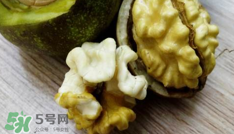 新鮮核桃要剝皮嗎？剝皮時手變黑怎么清洗？