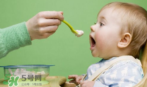 母乳寶寶幾個(gè)月添加輔食？母乳寶寶添加輔食的時(shí)間介紹
