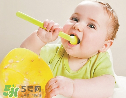 母乳寶寶幾個(gè)月添加輔食？母乳寶寶添加輔食的時(shí)間介紹