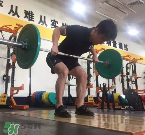 杠鈴劃船練哪里？杠鈴劃船重量怎么選？