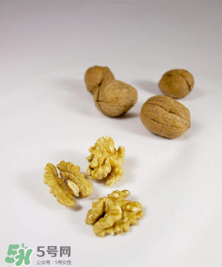 核桃對(duì)人體的四大功效是什么？核桃皮泡水有什么功效？