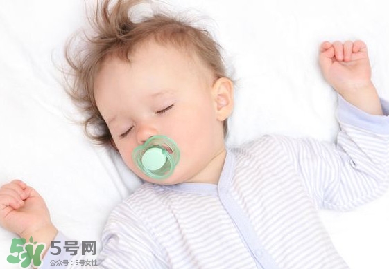 寶寶幾個月開始補鈣最合適？嬰幼兒幾個月的時候吃魚肝油