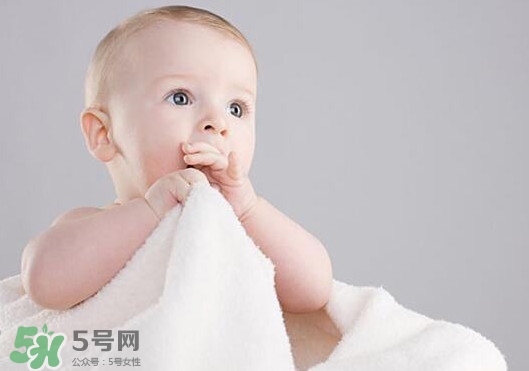 寶寶手指甲有白痕怎么回事？幼兒手指甲發(fā)白是缺鈣嗎
