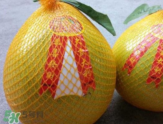 如何區(qū)分紅肉蜜柚真假？吃紅肉蜜柚有什么好處？
