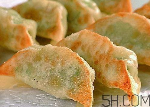 煎餃可以先蒸后煎嗎？煎餃?zhǔn)巧暹€是熟煎？