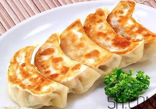 煎餃可以先蒸后煎嗎？煎餃?zhǔn)巧暹€是熟煎？