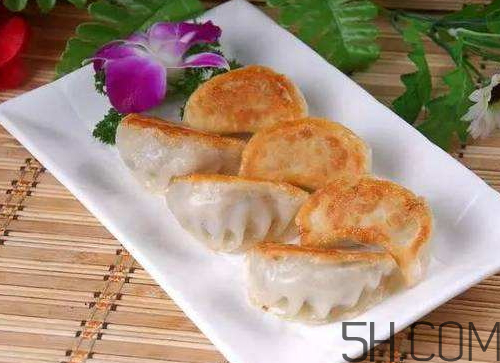 煎餃可以先蒸后煎嗎？煎餃?zhǔn)巧暹€是熟煎？