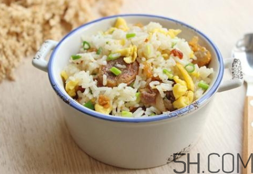 蛋炒飯可以放生抽嗎 蛋炒飯放生抽還是老抽？
