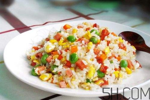 蛋炒飯為什么要用隔夜飯？蛋炒飯可以用熱飯嗎？