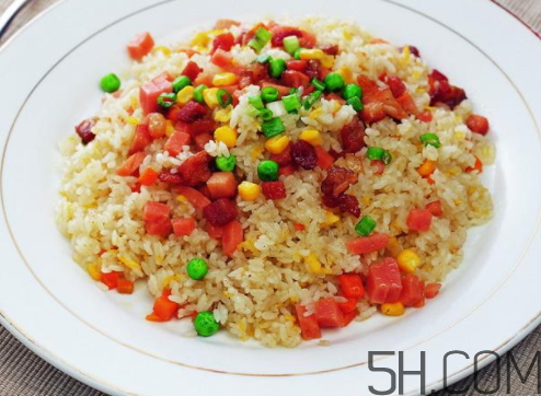 蛋炒飯?jiān)趺醇訜?？蛋炒飯微波爐加熱多久？