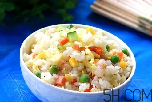 蛋炒飯?jiān)趺醇訜?？蛋炒飯微波爐加熱多久？