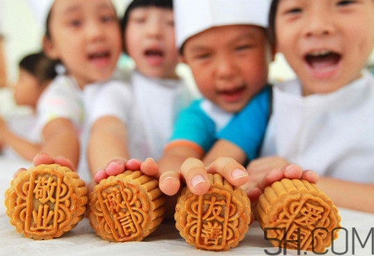 中秋吃月餅從什么時(shí)候流傳下來的？小龍蝦月餅?zāi)睦锟梢再I到