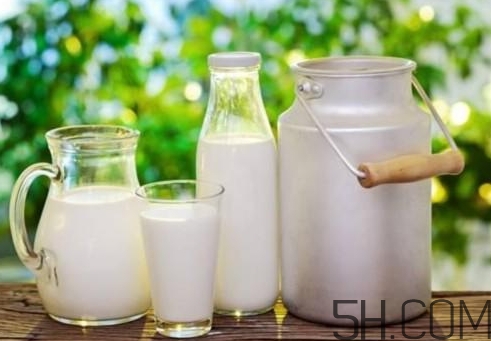 早上喝牛奶豐胸嗎？早上喝牛奶會(huì)胖嗎？