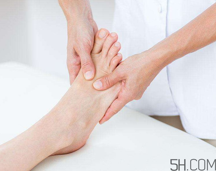 腳氣會引起灰指甲嗎？腳氣加灰指甲怎么治？