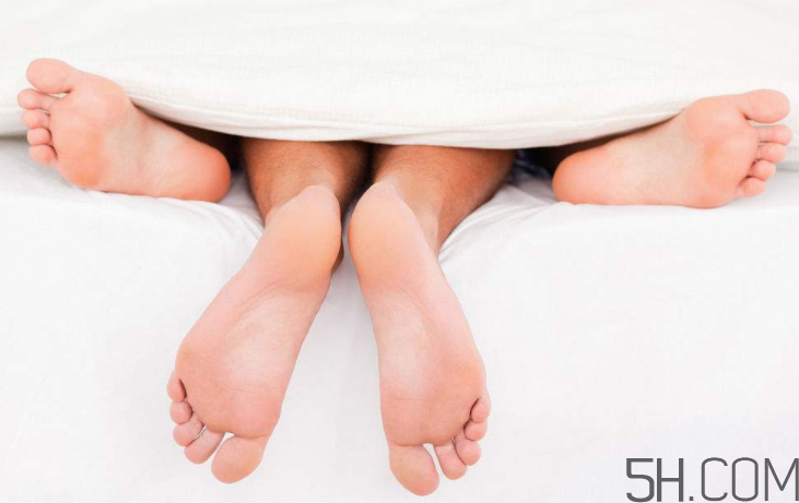 腳氣會引起灰指甲嗎？腳氣加灰指甲怎么治？
