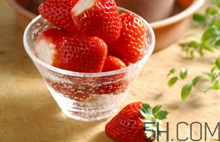 草莓怎么洗不會(huì)爛掉？草莓農(nóng)藥殘留為什么多？