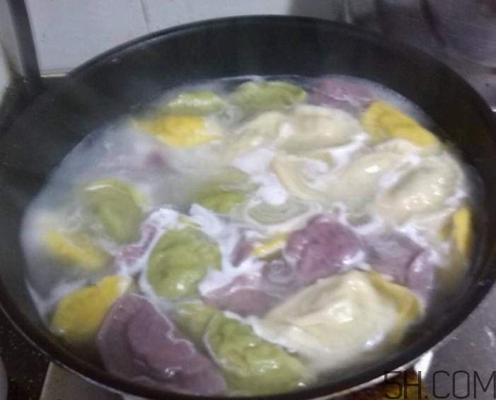煮餃子用冷水還是熱水？煮餃子用大火還是小火？
