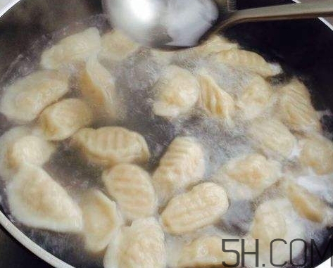 煮餃子用冷水還是熱水？煮餃子用大火還是小火？