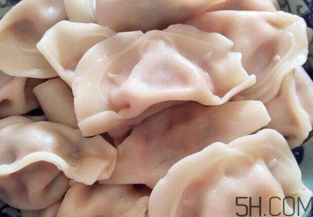煮餃子用冷水還是熱水？煮餃子用大火還是小火？
