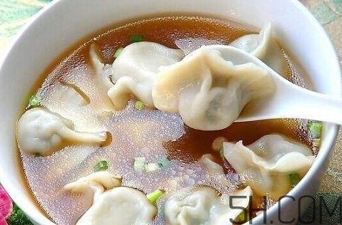 煮餃子用冷水還是熱水？煮餃子用大火還是小火？