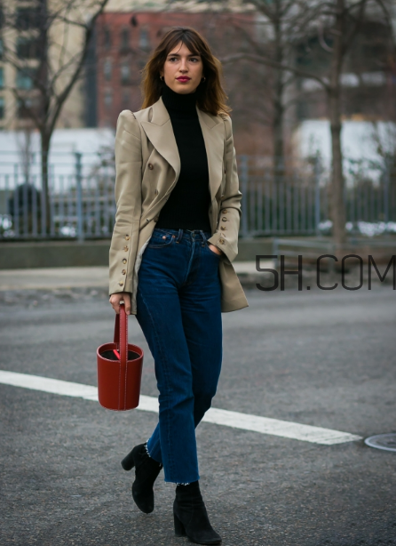 紅色包包配什么顏色衣服？紅色包包怎么搭配？