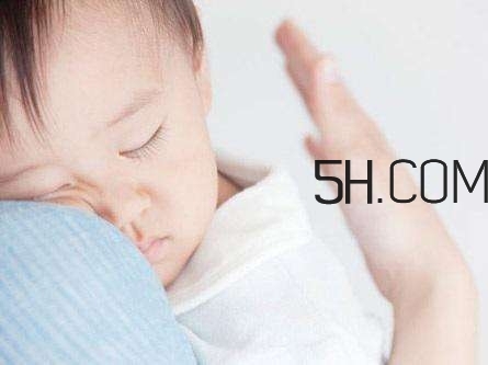 抱著寶寶睡覺到底好不好？如何糾正抱著寶寶睡覺？
