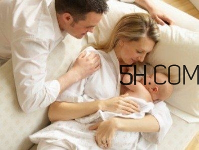 抱著寶寶睡覺到底好不好？如何糾正抱著寶寶睡覺？