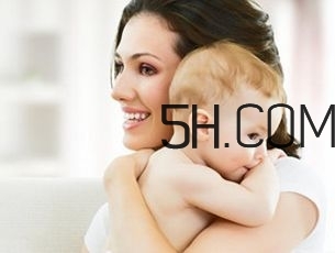 抱著寶寶睡覺到底好不好？如何糾正抱著寶寶睡覺？