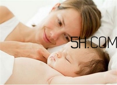 抱著寶寶睡覺到底好不好？如何糾正抱著寶寶睡覺？
