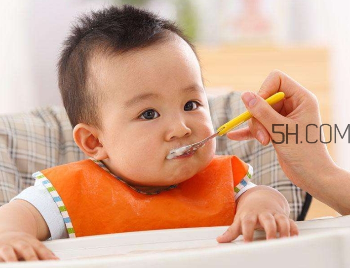母乳和奶粉哪個好？媽媽開心最重要