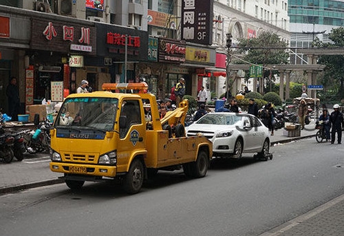 汽車拖車費能報嗎？汽車的前后拖車孔怎么打開？