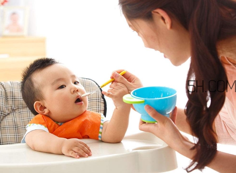 寶寶多大可以自己吃飯？如何讓寶寶愛上吃飯？