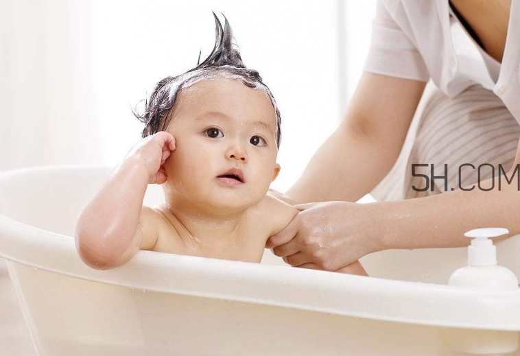 如何正確給寶寶洗澡？給寶寶洗澡水溫多少度？