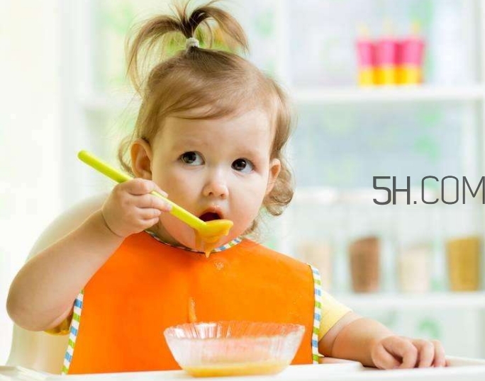 寶寶多大可以自己吃飯？如何讓寶寶愛上吃飯？
