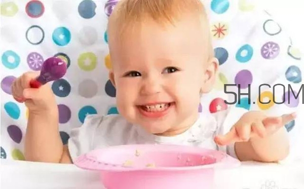 寶寶多大可以自己吃飯？如何讓寶寶愛上吃飯？