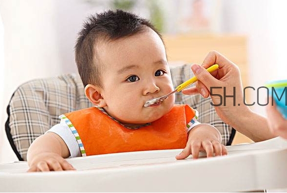 寶寶多大可以自己吃飯？如何讓寶寶愛上吃飯？