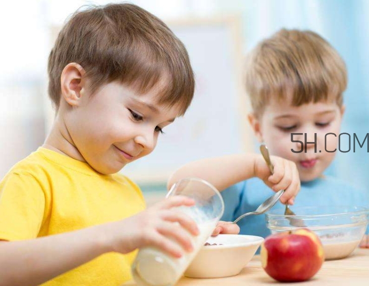 寶寶多大可以自己吃飯？如何讓寶寶愛上吃飯？