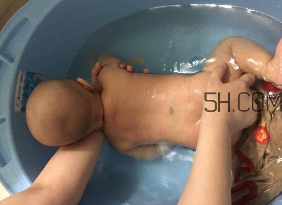 如何正確給寶寶洗澡？給寶寶洗澡水溫多少度？