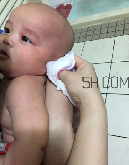 如何正確給寶寶洗澡？給寶寶洗澡水溫多少度？