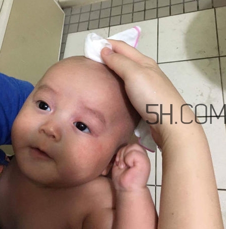 如何正確給寶寶洗澡？給寶寶洗澡水溫多少度？