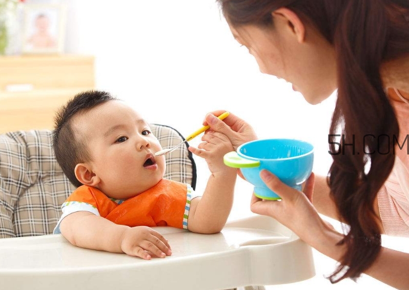 教會(huì)寶寶自己吃飯，你做到這些了嗎？