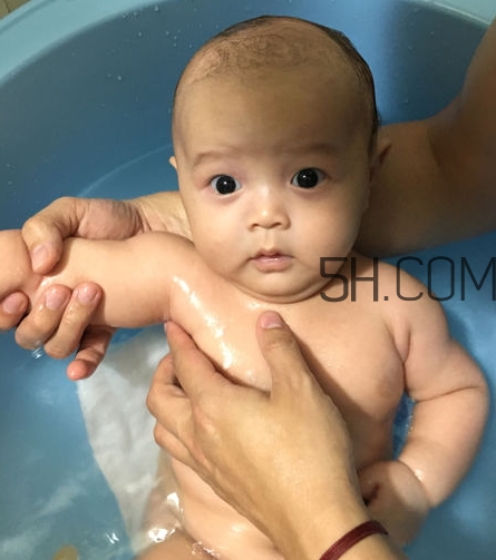 如何正確給寶寶洗澡？給寶寶洗澡水溫多少度？