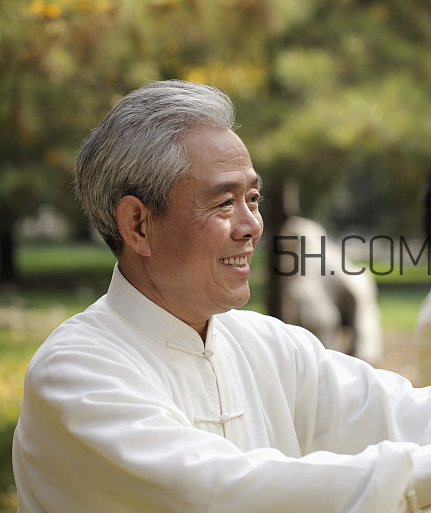 頸椎病能游泳嗎？頸椎病能引起胸疼嗎？